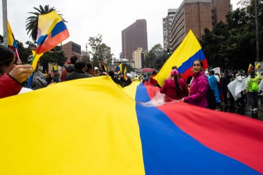 BOGOTA, COLOMBIA - 21 Nisan 2024. March, Gustavo Petro 'nun itham edilmesini istiyor. Gustavo Petro hükümetinin yasa reformlarına karşı Bogota Kolombiya 'da barışçıl protesto yürüyüşü.