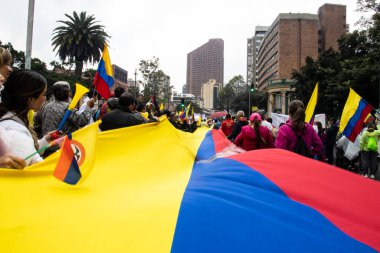 BOGOTA, COLOMBIA - 21 Nisan 2024. March, Gustavo Petro 'nun itham edilmesini istiyor. Gustavo Petro hükümetinin yasa reformlarına karşı Bogota Kolombiya 'da barışçıl protesto yürüyüşü.