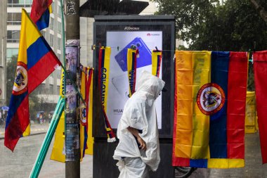 BOGOTA, COLOMBIA - 21 Nisan 2024. March, Gustavo Petro 'nun itham edilmesini istiyor. Gustavo Petro hükümetinin yasa reformlarına karşı Bogota Kolombiya 'da barışçıl protesto yürüyüşü.
