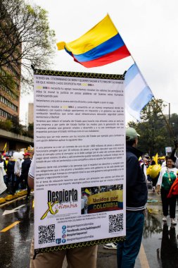 BOGOTA, COLOMBIA - 21 Nisan 2024. March, Gustavo Petro 'nun itham edilmesini istiyor. Gustavo Petro hükümetinin yasa reformlarına karşı Bogota Kolombiya 'da barışçıl protesto yürüyüşü.