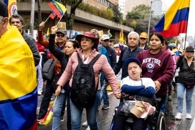 BOGOTA, COLOMBIA - 21 Nisan 2024. March, Gustavo Petro 'nun itham edilmesini istiyor. Gustavo Petro hükümetinin yasa reformlarına karşı Bogota Kolombiya 'da barışçıl protesto yürüyüşü.