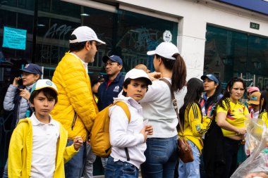 BOGOTA, COLOMBIA - 21 Nisan 2024. March, Gustavo Petro 'nun itham edilmesini istiyor. Gustavo Petro hükümetinin yasa reformlarına karşı Bogota Kolombiya 'da barışçıl protesto yürüyüşü.