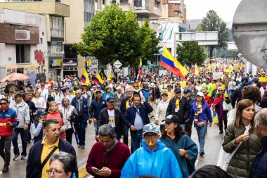 BOGOTA, COLOMBIA - 21 Nisan 2024. March, Gustavo Petro 'nun itham edilmesini istiyor. Gustavo Petro hükümetinin yasa reformlarına karşı Bogota Kolombiya 'da barışçıl protesto yürüyüşü.