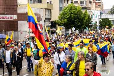 BOGOTA, COLOMBIA - 21 Nisan 2024. March, Gustavo Petro 'nun itham edilmesini istiyor. Gustavo Petro hükümetinin yasa reformlarına karşı Bogota Kolombiya 'da barışçıl protesto yürüyüşü.