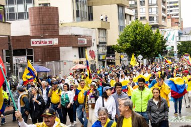 BOGOTA, COLOMBIA - 21 Nisan 2024. March, Gustavo Petro 'nun itham edilmesini istiyor. Gustavo Petro hükümetinin yasa reformlarına karşı Bogota Kolombiya 'da barışçıl protesto yürüyüşü.