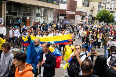 BOGOTA, COLOMBIA - 21 Nisan 2024. March, Gustavo Petro 'nun itham edilmesini istiyor. Gustavo Petro hükümetinin yasa reformlarına karşı Bogota Kolombiya 'da barışçıl protesto yürüyüşü.