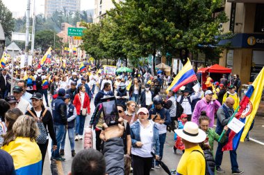 BOGOTA, COLOMBIA - 21 Nisan 2024. March, Gustavo Petro 'nun itham edilmesini istiyor. Gustavo Petro hükümetinin yasa reformlarına karşı Bogota Kolombiya 'da barışçıl protesto yürüyüşü.