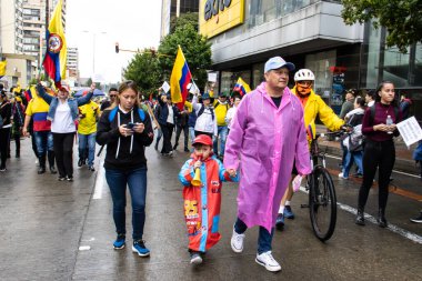 BOGOTA, COLOMBIA - 21 Nisan 2024. March, Gustavo Petro 'nun itham edilmesini istiyor. Gustavo Petro hükümetinin yasa reformlarına karşı Bogota Kolombiya 'da barışçıl protesto yürüyüşü.