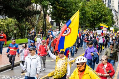 BOGOTA, COLOMBIA - 21 Nisan 2024. March, Gustavo Petro 'nun itham edilmesini istiyor. Gustavo Petro hükümetinin yasa reformlarına karşı Bogota Kolombiya 'da barışçıl protesto yürüyüşü.