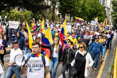 BOGOTA, COLOMBIA - 21 Nisan 2024. March, Gustavo Petro 'nun itham edilmesini istiyor. Gustavo Petro hükümetinin yasa reformlarına karşı Bogota Kolombiya 'da barışçıl protesto yürüyüşü.