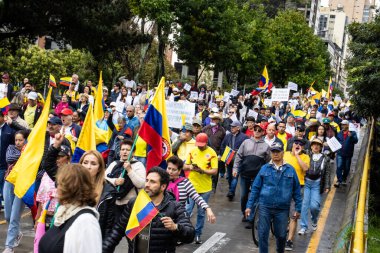 BOGOTA, COLOMBIA - 21 Nisan 2024. March, Gustavo Petro 'nun itham edilmesini istiyor. Gustavo Petro hükümetinin yasa reformlarına karşı Bogota Kolombiya 'da barışçıl protesto yürüyüşü.