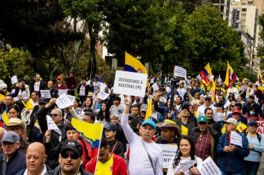 BOGOTA, COLOMBIA - 21 Nisan 2024. March, Gustavo Petro 'nun itham edilmesini istiyor. Gustavo Petro hükümetinin yasa reformlarına karşı Bogota Kolombiya 'da barışçıl protesto yürüyüşü.