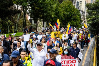 BOGOTA, COLOMBIA - 21 Nisan 2024. March, Gustavo Petro 'nun itham edilmesini istiyor. Gustavo Petro hükümetinin yasa reformlarına karşı Bogota Kolombiya 'da barışçıl protesto yürüyüşü.