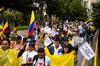 BOGOTA, COLOMBIA - 21 Nisan 2024. March, Gustavo Petro 'nun itham edilmesini istiyor. Gustavo Petro hükümetinin yasa reformlarına karşı Bogota Kolombiya 'da barışçıl protesto yürüyüşü.