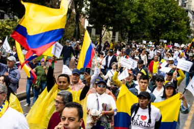 BOGOTA, COLOMBIA - 21 Nisan 2024. March, Gustavo Petro 'nun itham edilmesini istiyor. Gustavo Petro hükümetinin yasa reformlarına karşı Bogota Kolombiya 'da barışçıl protesto yürüyüşü.