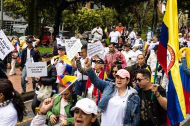 BOGOTA, COLOMBIA - 21 Nisan 2024. March, Gustavo Petro 'nun itham edilmesini istiyor. Gustavo Petro hükümetinin yasa reformlarına karşı Bogota Kolombiya 'da barışçıl protesto yürüyüşü.