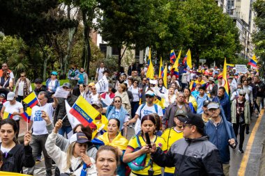 BOGOTA, COLOMBIA - 21 Nisan 2024. March, Gustavo Petro 'nun itham edilmesini istiyor. Gustavo Petro hükümetinin yasa reformlarına karşı Bogota Kolombiya 'da barışçıl protesto yürüyüşü.