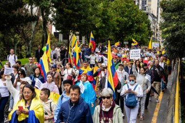 BOGOTA, COLOMBIA - 21 Nisan 2024. March, Gustavo Petro 'nun itham edilmesini istiyor. Gustavo Petro hükümetinin yasa reformlarına karşı Bogota Kolombiya 'da barışçıl protesto yürüyüşü.