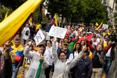 BOGOTA, COLOMBIA - 21 Nisan 2024. March, Gustavo Petro 'nun itham edilmesini istiyor. Gustavo Petro hükümetinin yasa reformlarına karşı Bogota Kolombiya 'da barışçıl protesto yürüyüşü.