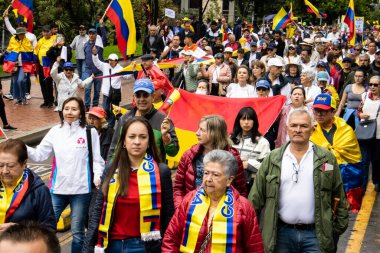 BOGOTA, COLOMBIA - 21 Nisan 2024. March, Gustavo Petro 'nun itham edilmesini istiyor. Gustavo Petro hükümetinin yasa reformlarına karşı Bogota Kolombiya 'da barışçıl protesto yürüyüşü.