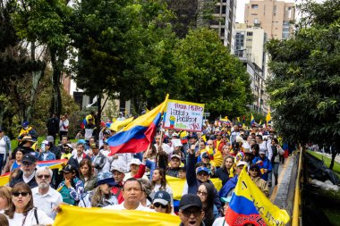 BOGOTA, COLOMBIA - 21 Nisan 2024. March, Gustavo Petro 'nun itham edilmesini istiyor. Gustavo Petro hükümetinin yasa reformlarına karşı Bogota Kolombiya 'da barışçıl protesto yürüyüşü.