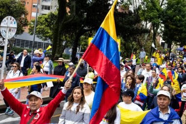 BOGOTA, COLOMBIA - 21 Nisan 2024. March, Gustavo Petro 'nun itham edilmesini istiyor. Gustavo Petro hükümetinin yasa reformlarına karşı Bogota Kolombiya 'da barışçıl protesto yürüyüşü.