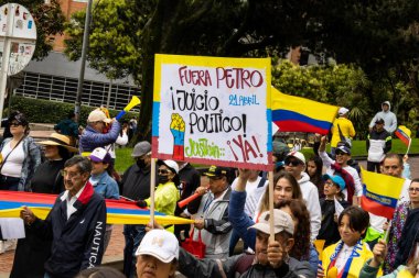 BOGOTA, COLOMBIA - 21 Nisan 2024. March, Gustavo Petro 'nun itham edilmesini istiyor. Gustavo Petro hükümetinin yasa reformlarına karşı Bogota Kolombiya 'da barışçıl protesto yürüyüşü.