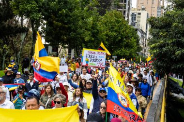 BOGOTA, COLOMBIA - 21 Nisan 2024. March, Gustavo Petro 'nun itham edilmesini istiyor. Gustavo Petro hükümetinin yasa reformlarına karşı Bogota Kolombiya 'da barışçıl protesto yürüyüşü.