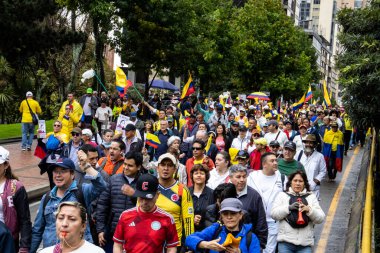 BOGOTA, COLOMBIA - 21 Nisan 2024. March, Gustavo Petro 'nun itham edilmesini istiyor. Gustavo Petro hükümetinin yasa reformlarına karşı Bogota Kolombiya 'da barışçıl protesto yürüyüşü.