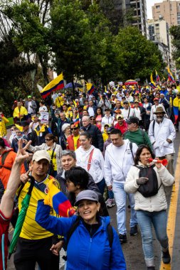 BOGOTA, COLOMBIA - 21 Nisan 2024. March, Gustavo Petro 'nun itham edilmesini istiyor. Gustavo Petro hükümetinin yasa reformlarına karşı Bogota Kolombiya 'da barışçıl protesto yürüyüşü.