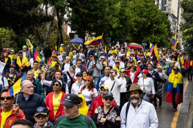 BOGOTA, COLOMBIA - 21 Nisan 2024. March, Gustavo Petro 'nun itham edilmesini istiyor. Gustavo Petro hükümetinin yasa reformlarına karşı Bogota Kolombiya 'da barışçıl protesto yürüyüşü.