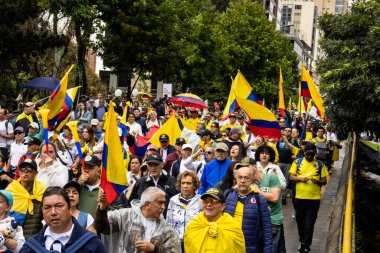 BOGOTA, COLOMBIA - 21 Nisan 2024. March, Gustavo Petro 'nun itham edilmesini istiyor. Gustavo Petro hükümetinin yasa reformlarına karşı Bogota Kolombiya 'da barışçıl protesto yürüyüşü.