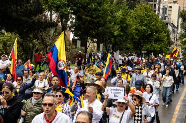 BOGOTA, COLOMBIA - 21 Nisan 2024. March, Gustavo Petro 'nun itham edilmesini istiyor. Gustavo Petro hükümetinin yasa reformlarına karşı Bogota Kolombiya 'da barışçıl protesto yürüyüşü.