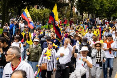 BOGOTA, COLOMBIA - 21 Nisan 2024. March, Gustavo Petro 'nun itham edilmesini istiyor. Gustavo Petro hükümetinin yasa reformlarına karşı Bogota Kolombiya 'da barışçıl protesto yürüyüşü.