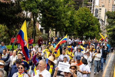 BOGOTA, COLOMBIA - 21 Nisan 2024. March, Gustavo Petro 'nun itham edilmesini istiyor. Gustavo Petro hükümetinin yasa reformlarına karşı Bogota Kolombiya 'da barışçıl protesto yürüyüşü.