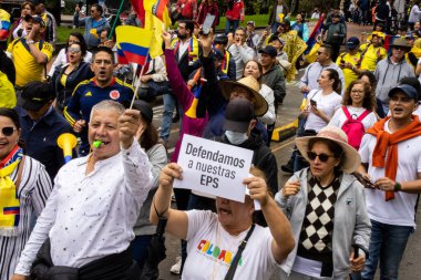 BOGOTA, COLOMBIA - 21 Nisan 2024. March, Gustavo Petro 'nun itham edilmesini istiyor. Gustavo Petro hükümetinin yasa reformlarına karşı Bogota Kolombiya 'da barışçıl protesto yürüyüşü.