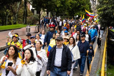 BOGOTA, COLOMBIA - 21 Nisan 2024. March, Gustavo Petro 'nun itham edilmesini istiyor. Gustavo Petro hükümetinin yasa reformlarına karşı Bogota Kolombiya 'da barışçıl protesto yürüyüşü.