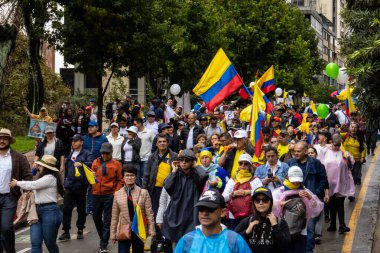 BOGOTA, COLOMBIA - 21 Nisan 2024. March, Gustavo Petro 'nun itham edilmesini istiyor. Gustavo Petro hükümetinin yasa reformlarına karşı Bogota Kolombiya 'da barışçıl protesto yürüyüşü.