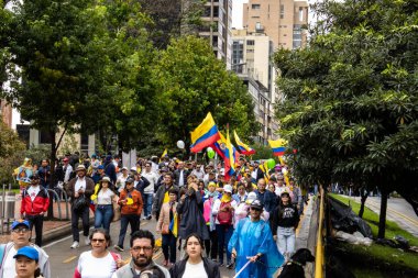 BOGOTA, COLOMBIA - 21 Nisan 2024. March, Gustavo Petro 'nun itham edilmesini istiyor. Gustavo Petro hükümetinin yasa reformlarına karşı Bogota Kolombiya 'da barışçıl protesto yürüyüşü.
