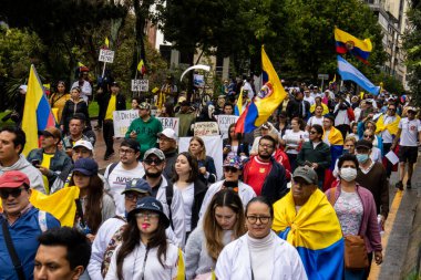 BOGOTA, COLOMBIA - 21 Nisan 2024. March, Gustavo Petro 'nun itham edilmesini istiyor. Gustavo Petro hükümetinin yasa reformlarına karşı Bogota Kolombiya 'da barışçıl protesto yürüyüşü.