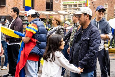 BOGOTA, COLOMBIA - 21 Nisan 2024. March, Gustavo Petro 'nun itham edilmesini istiyor. Gustavo Petro hükümetinin yasa reformlarına karşı Bogota Kolombiya 'da barışçıl protesto yürüyüşü.