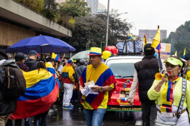 BOGOTA, COLOMBIA - 21 Nisan 2024. March, Gustavo Petro 'nun itham edilmesini istiyor. Gustavo Petro hükümetinin yasa reformlarına karşı Bogota Kolombiya 'da barışçıl protesto yürüyüşü.