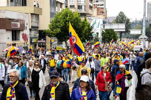 BOGOTA, COLOMBIA - 21 Nisan 2024. March, Gustavo Petro 'nun itham edilmesini istiyor. Gustavo Petro hükümetinin yasa reformlarına karşı Bogota Kolombiya 'da barışçıl protesto yürüyüşü.