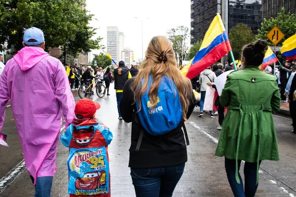 BOGOTA, COLOMBIA - 21 Nisan 2024. March, Gustavo Petro 'nun itham edilmesini istiyor. Gustavo Petro hükümetinin yasa reformlarına karşı Bogota Kolombiya 'da barışçıl protesto yürüyüşü.