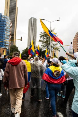 BOGOTA, COLOMBIA - 21 Nisan 2024. March, Gustavo Petro 'nun itham edilmesini istiyor. Gustavo Petro hükümetinin yasa reformlarına karşı Bogota Kolombiya 'da barışçıl protesto yürüyüşü.