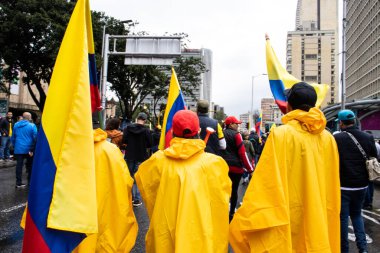 BOGOTA, COLOMBIA - 21 Nisan 2024. March, Gustavo Petro 'nun itham edilmesini istiyor. Gustavo Petro hükümetinin yasa reformlarına karşı Bogota Kolombiya 'da barışçıl protesto yürüyüşü.