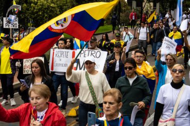 BOGOTA, COLOMBIA - 21 Nisan 2024. March, Gustavo Petro 'nun itham edilmesini istiyor. Gustavo Petro hükümetinin yasa reformlarına karşı Bogota Kolombiya 'da barışçıl protesto yürüyüşü.
