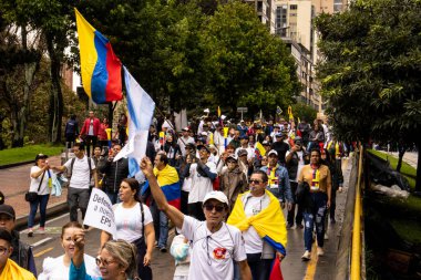 BOGOTA, COLOMBIA - 21 Nisan 2024. March, Gustavo Petro 'nun itham edilmesini istiyor. Gustavo Petro hükümetinin yasa reformlarına karşı Bogota Kolombiya 'da barışçıl protesto yürüyüşü.