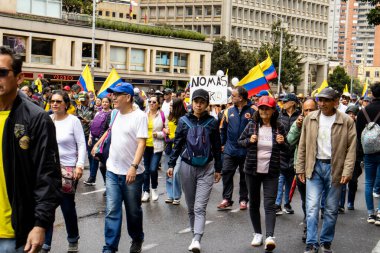 BOGOTA, COLOMBIA - 21 Nisan 2024. March, Gustavo Petro 'nun itham edilmesini istiyor. Gustavo Petro hükümetinin yasa reformlarına karşı Bogota Kolombiya 'da barışçıl protesto yürüyüşü.