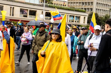 BOGOTA, COLOMBIA - 21 Nisan 2024. March, Gustavo Petro 'nun itham edilmesini istiyor. Gustavo Petro hükümetinin yasa reformlarına karşı Bogota Kolombiya 'da barışçıl protesto yürüyüşü.